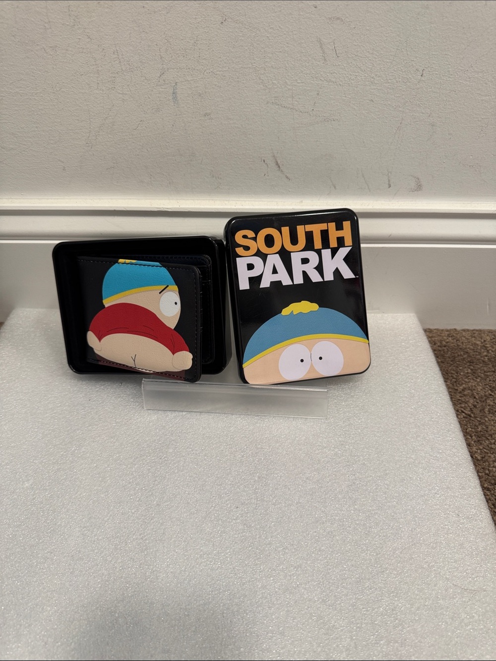 South Park cartman bifold men’s wallet in collectible tin NIP buckle down